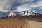 Vulkane - Grenze Chile zu Bolivien - Axel Bauer -Extreme Höhe - Radfahren in der Atacamawüste - Argentinien, Chile, Bolivien mit dem Fahrrad - Lagunenroute - Paso Jama